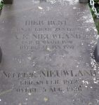 Nieuwland Neeltje 1872-1936 + A.E. Nieuwland 1870-1897 (steen) .JPG